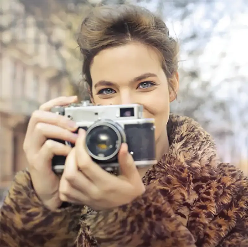 Chica con cámara de fotos
