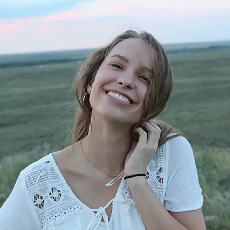 mujer sonriente en campo