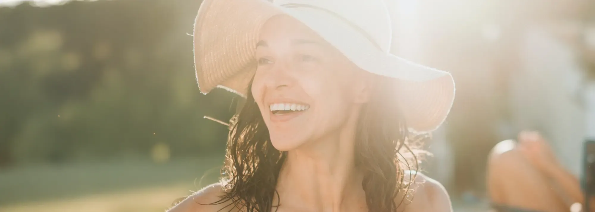 mujer con sombrero iluminada por el sol