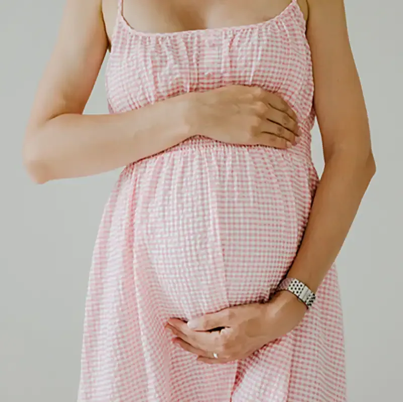 mujer embarazada con vestido rosa