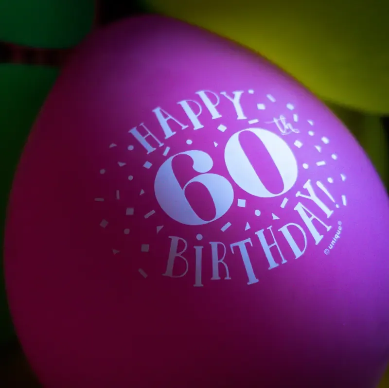 Globo lila con la cifra 60