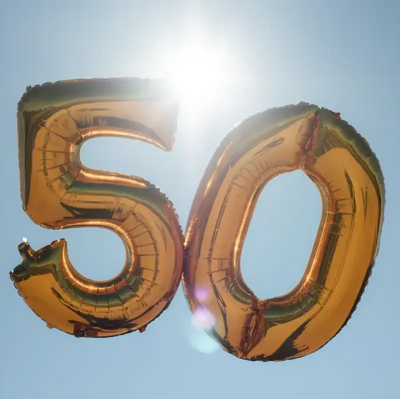 Globos inflados con la cifra 50