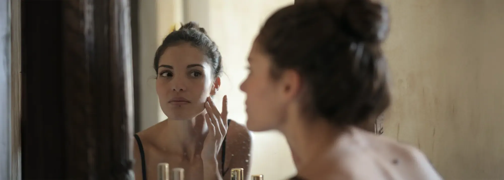mujer frente espejo