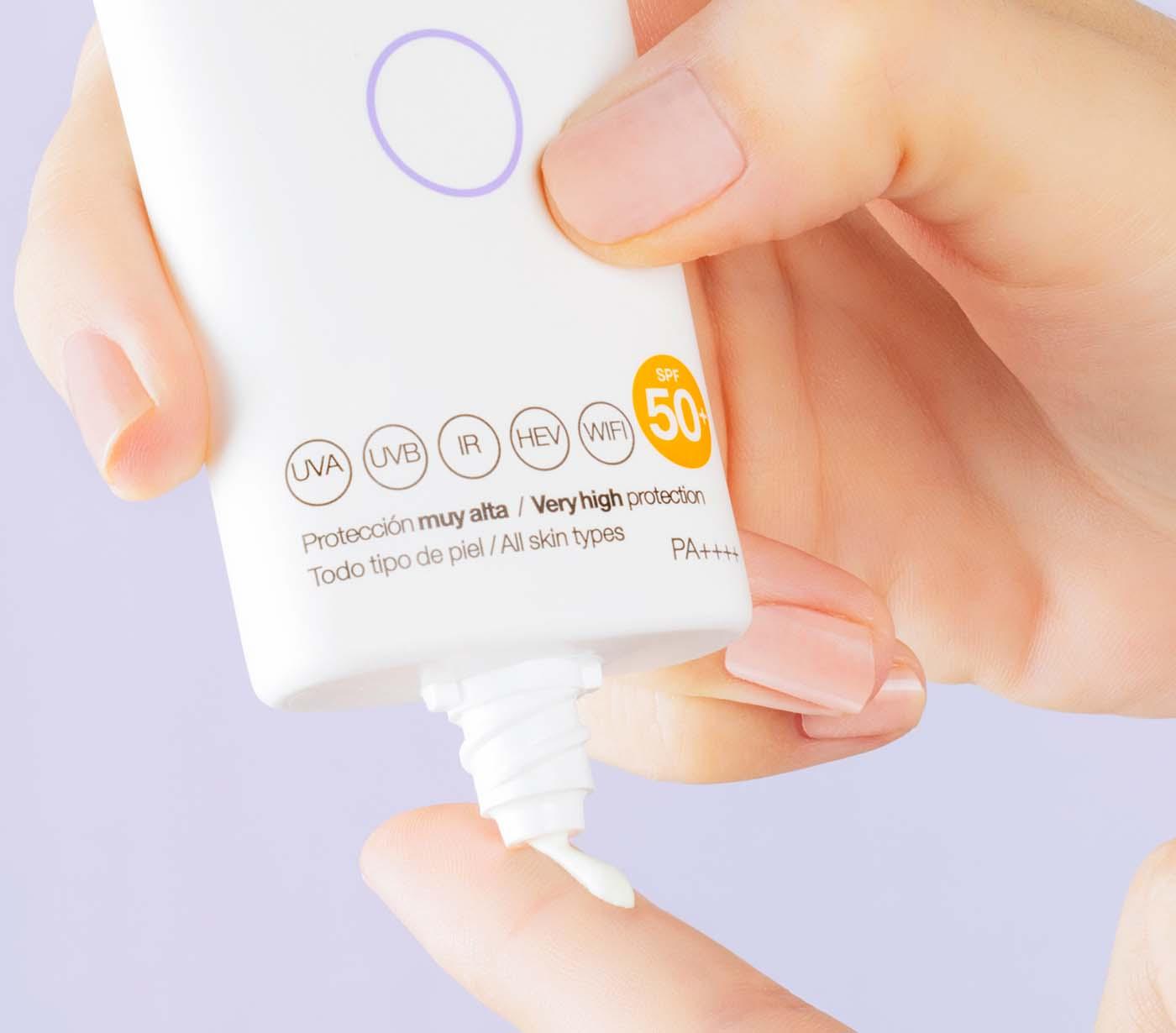 Pack Fotoprotector antimanchas UVA Plus SPF50+ + neceser jean de regalo