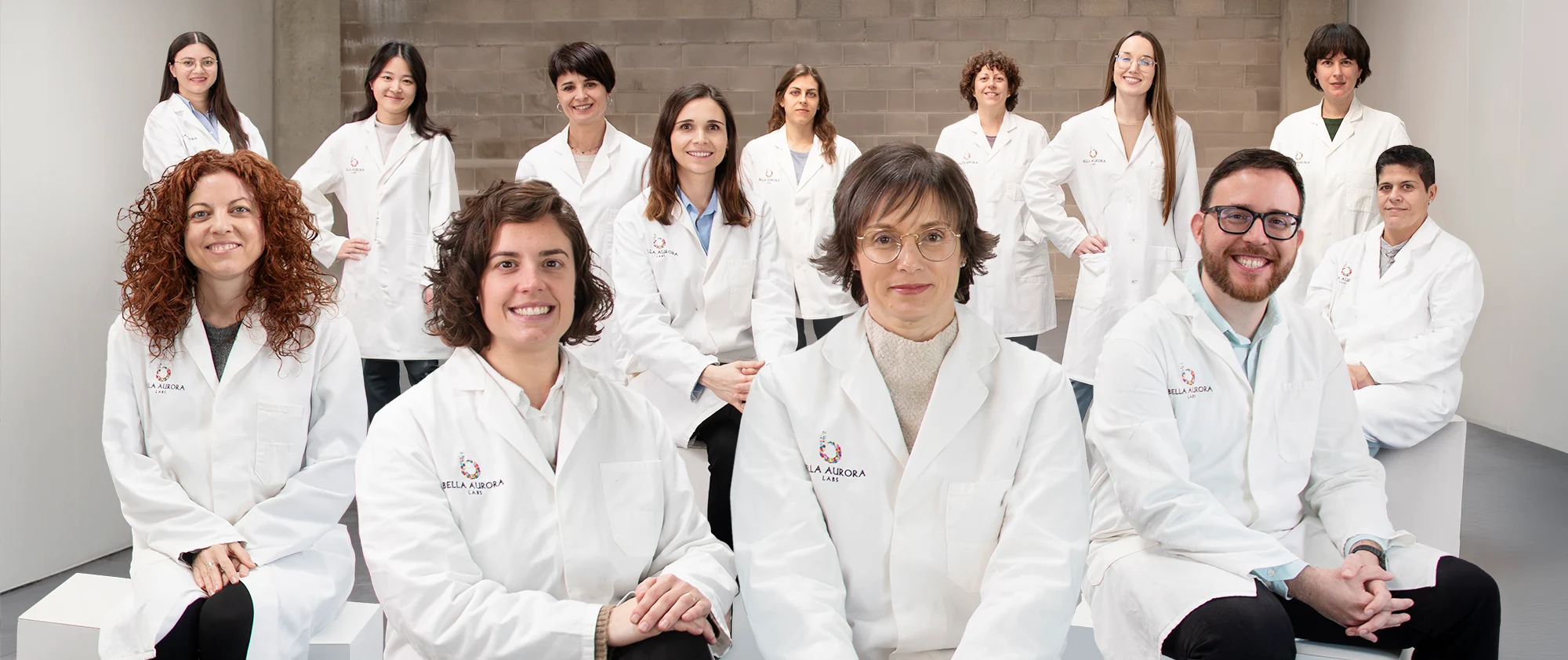 Equipo de investigadores y dermatólogos del laboratorio Bella Aurora